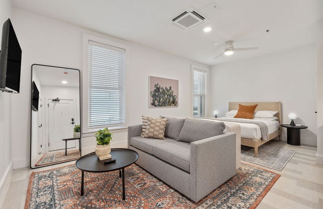 The Continental, powered by Placemakr - Downtown - Market Square - Photo 46