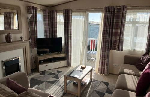 2 bed, 2 bath with decking overlooking the fishing lake at Sand Le Mere - Foto 14