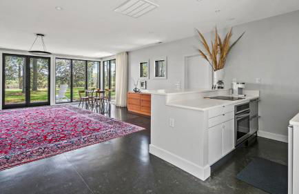 The Porter's Barn - fancy little waterfront home with deep-water boat dock and firepit - Foto 7