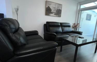 Marcot House Modern 5 bedroom house Solihull 10 mins drive from bhx & nec private off road parking - Foto 2