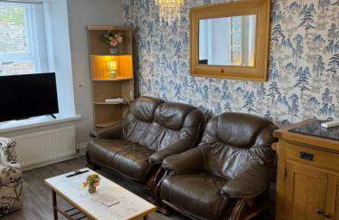 Spacious, sleeps 7, 2 baths, Central Saltash - Photo 2