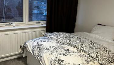 Elm Park Home with Garden & Parking - Foto 3