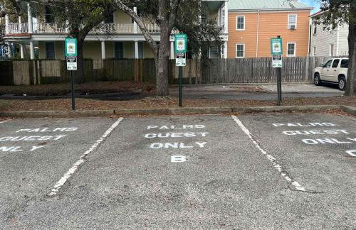 Charming Secluded Courtyard - 1 BLOCK TO KING - Foto 28