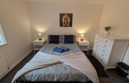 Large Modern House With Private Parking - Photo 68