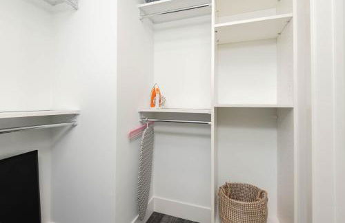 Stylish 3BR High-Rise with Pool, Hot Tub & Rooftop Views - Foto 4