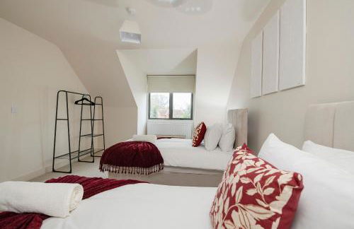 Spacious 5BR Home Near New Forest & Coast - Parking - Sleeps 10 - Photo 17