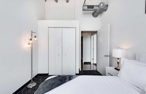 West Loop - City Views With In & Out Parking 1 - Photo 20