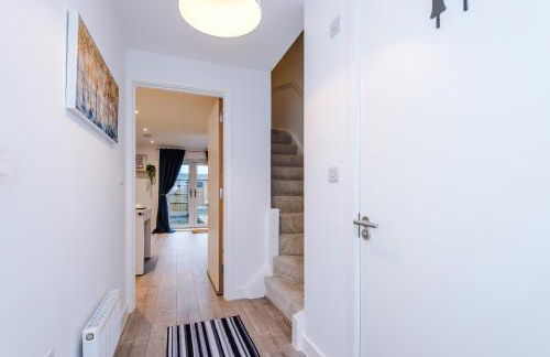 Stunning 3 Story Home, 3 x King Size Beds, Pool Table, Free Parking x2, Ping Pong - Foto 11