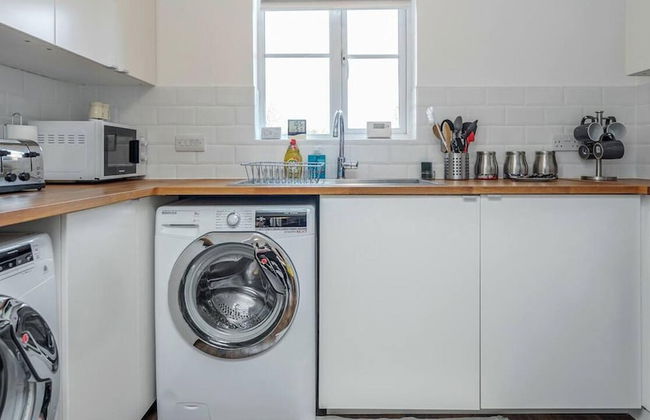 2 Bed Apartment Sleeps 5 - Wifi, Free Parking - Photo 9