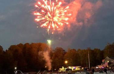 Lakefront Luxury with Private Beach, Sleeps 14 - Foto 29