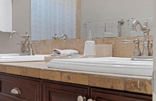 French Country Charm with Pool and Mountain Views - Foto 57