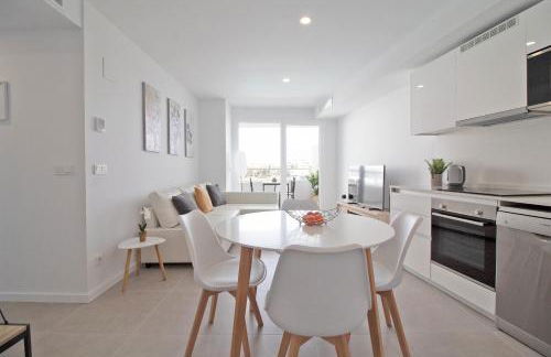 Global Properties, Apartamento con terraza y vistas a la piscina en Gran Canet - Photo 10