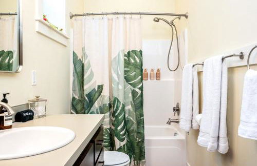 Cozy Laurelhurst Retreat - Photo 11