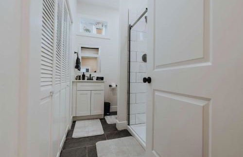 Soulard 4 Bedroom Retreat Near Downtown with Patio and Parking - Foto 46