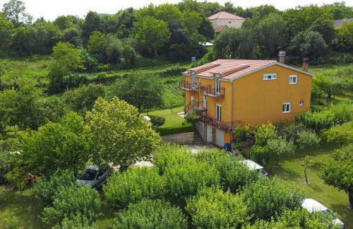 Apartments with parking space Sinj, Zagora - 23403 - Foto 1