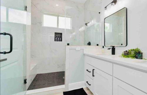 CAMP OUT - Big Backyard - 5mins To Downtown - Foto 39