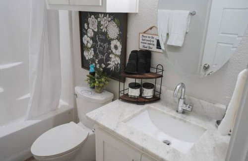 The Haven on Loveless Street with Game Room - Foto 11