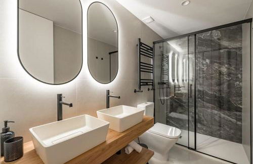 Location, Luxury & Style Best 5Bed in Madrid - Photo 21