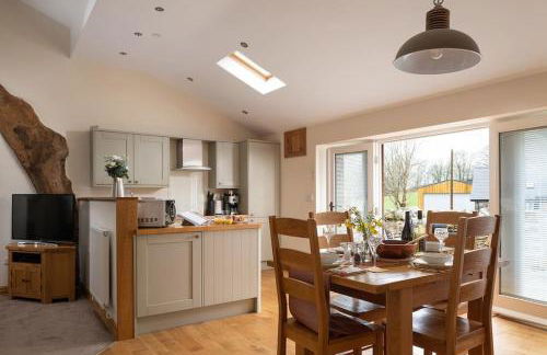 CRUCK BARN - Beautiful Renovated Barn within the Countryside - Photo 5