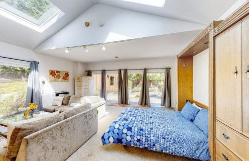 Urban Escape Compound - Photo 23