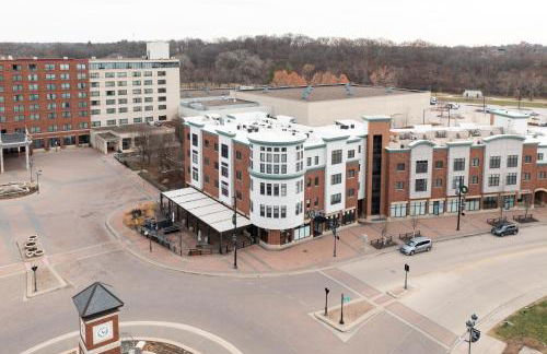 Iowa River Landing steps to Xtream Arena & Coralville Convention Center - Foto 35