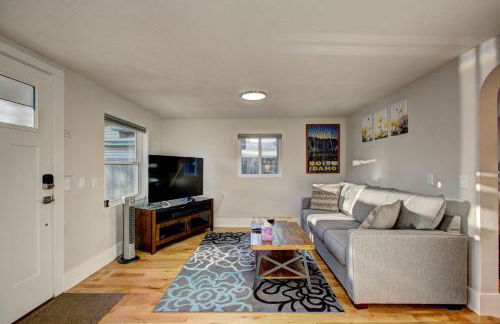 Little Blue Bungalow on Boise's Bench, Pet Friendly, Fully Fenced yard with doggie door! 2 miles from BSU, 5 minutes from Downtown Boise, Desk and workstation for remote workers, 2 TV's large walk-in closet, Good for mid-term stays - Foto 40