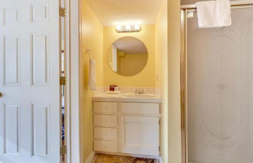 Family Home with Game Room and Decks in Etlan! - Foto 33