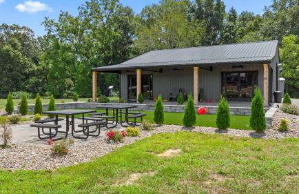 NEW Spacious Clarkson Getaway w Games & Yard - Foto 55