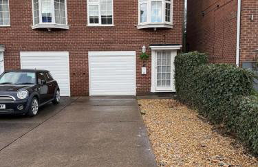 Bauhaus Inspired 2 Bedroom Townhouse Near The City Centre With Drive Parking - Foto 24