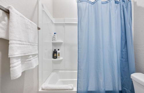 Elegant Two Bedroom Apartment with Free Parking and Plush Beds - Foto 7