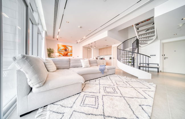 Luxe and Modern Duplex in Difc - Photo 52