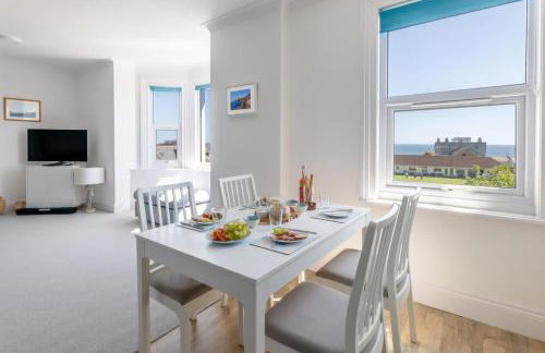 Rooftop Hideaway -Central Coastal Flat - Sea Views - Photo 15