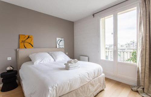 Montaigne - Sunlit Corner Penthouse with Balcony - Photo 5