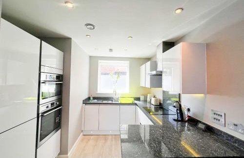 Deluxe Apartment near Cabot Circus w Parking sleeps 5 - Foto 26