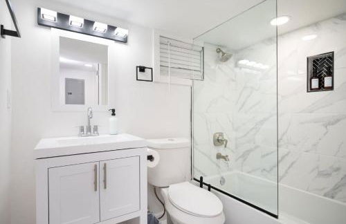 Chic 2-Bed Haven with Vibrant Décor in SE Atlanta - Foto 26