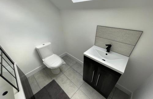 Brand New High Spec House with Parking & Wi-Fi By Home Away From Home - A - Foto 15