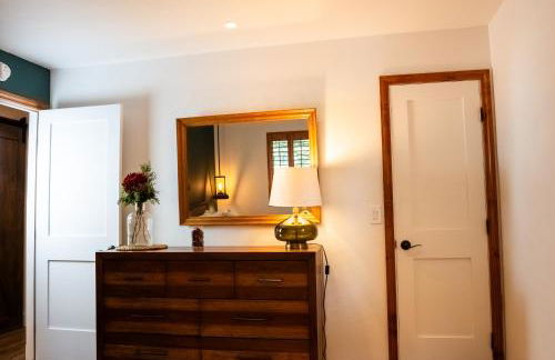 The Mighty Pines Retreat + Large Patio + BBQ+View! - Foto 18