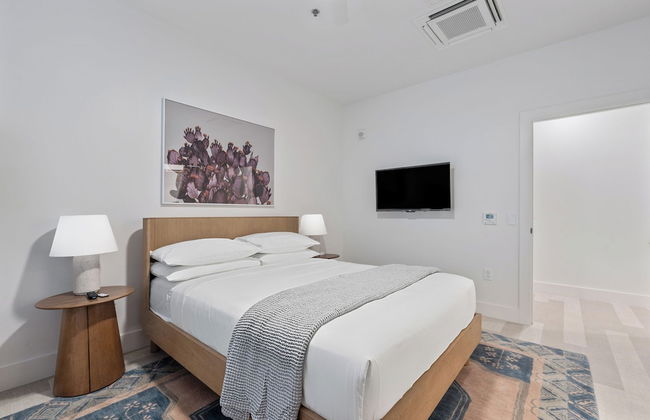 The Continental, powered by Placemakr - Downtown - Market Square - Photo 8