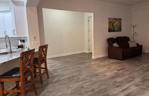 Newer Construction Home in Port Richey 3BR 2BA Bright with High Ceilings, Screened Lanai & Lake View, Fully Furnished, Conveniently Located on a Corner Lot with No Front Neighbors, Short Walk to US-19, Shops & Restaurants - Foto 17