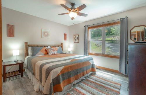 Sunset Cabin Privacy, Views, HotTub, Firepit, BBQ, Pets - Photo 10