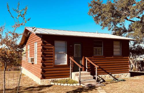 VINTAGE RIVER CAMP CABIN! PRIVATE RIVER ACCESs! - Foto 1