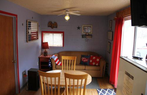 American-Themed Vacation Cabin with a Spacious Deck in Poudre Canyon near Fort Collins, Colorado - Foto 3