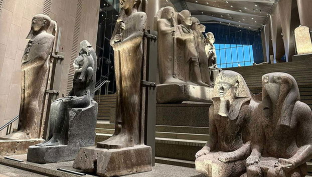 Vous verrez un grand ensemble de sculptures de l'Égypte antique