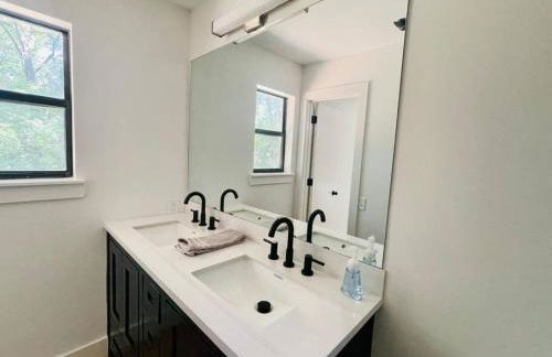 Fayetteville Retreat - Centrally located - Next to Washington Regional Hospital - Photo 12