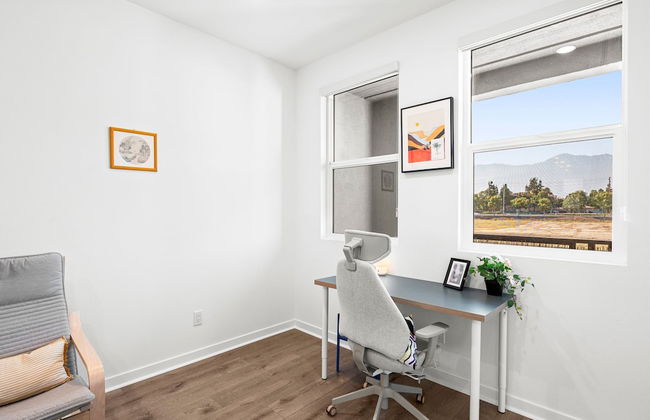 Chic Modern Retreat With Stunning Views - Photo 5