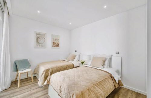 Bright Modern Beachside Apartment with Pool & Seaview - Foto 11