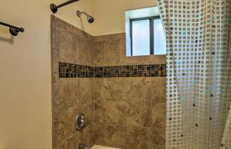 3 Mi to Rainbow Lake Home with Hot Tub and Deck - Foto 26