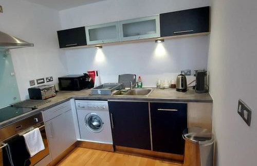 Stylish Apartment in Great City Location, Parking Possible - West One - Photo 4
