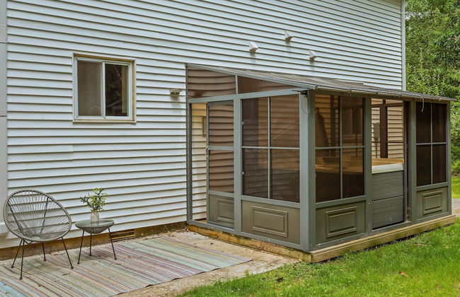 Inn the Poconos by Avantstay Private Lake Access Enclosed Hot Tub - Photo 36