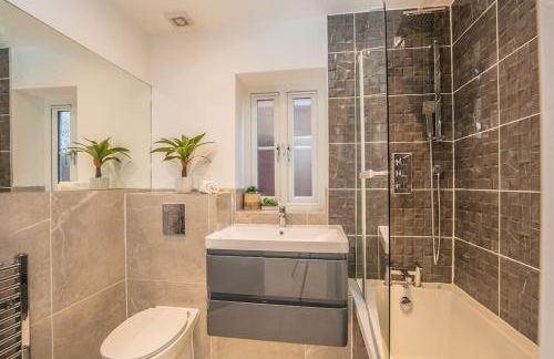 Langston House: 2 Bed, 2 Bath Luxury Apartment - Foto 10